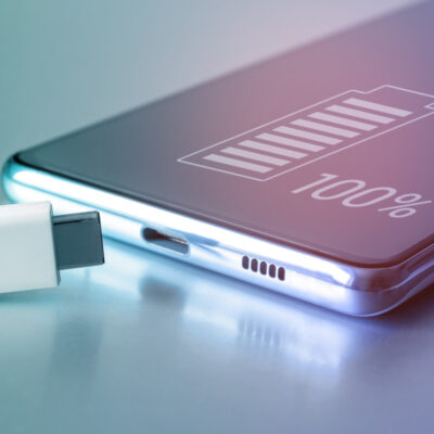 Ein gerade vollständig auf 100% geladenes Smartphone und ein USB-C Stecker.